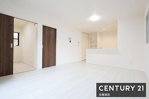 【　リビング　/　15.75帖　】二面採光で陽当・風通良好なリビング！ダイニングとプライベート空間を分けてレイアウト可能なゆとりの広さ