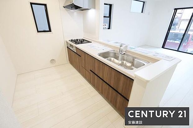 【　キッチン　/　Kitchen　】リビングを見渡せるオープンキッチンで、お料理の受け渡しもスムーズ！窓があり熱やにおいがこもりにくい設計