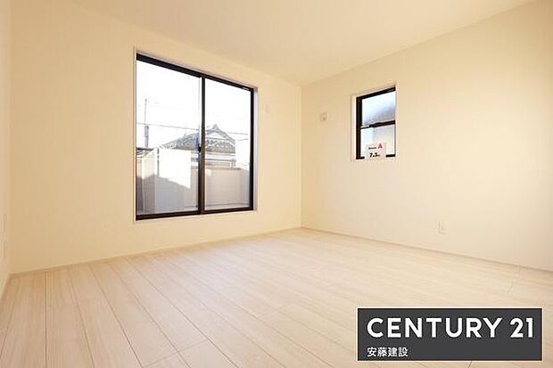 【　寝室　/　7.5帖　】南西向きバルコニーに面して明るくあたたかな寝室！お好みの家具を置いてホテルライクな空間も楽しめます