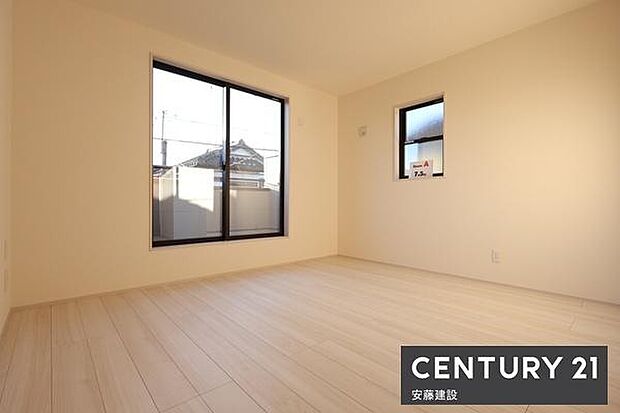 【 寝室 / 7.5帖 】南西向きバルコニーに面して明るくあたたかな寝室!お好みの家具を置いてホテルライクな空間も楽しめます