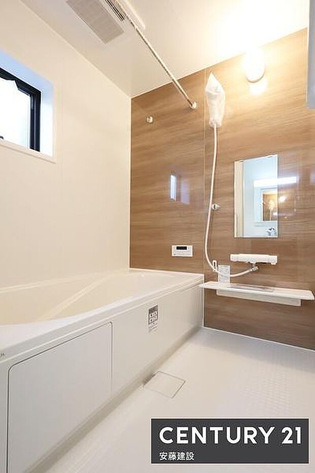 【　浴室　/　Bathroom　】落ち着いた雰囲気のバスルームは、一日の疲れを癒してくれます！ホスクリーンが備わっており、雨の日でも室内部屋干し可能