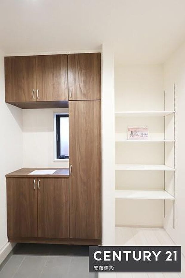 【　収納　】ベビーカーやアウトドア用品などのかさばりやすい物も片付く可動棚付き玄関収納完備！