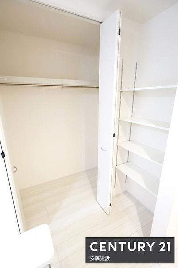 【　パントリー　】キッチン横に食料品や日用品を収納できるパントリー完備