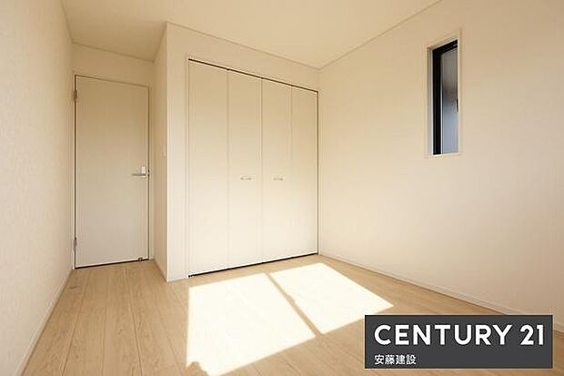 【　子供部屋　/　5.7帖　】明るくゆとりのある広さの洋室！クローゼット完備どんな家具にも合わせやすい白基調のお部屋です