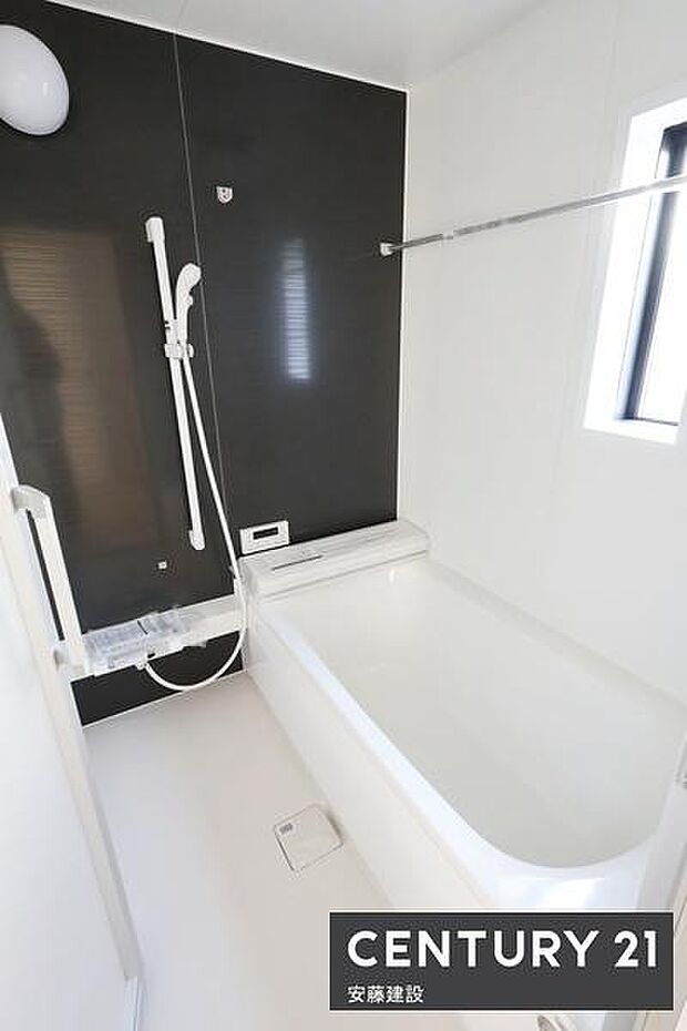 【　浴室　/　Bathroom　】たっぷりのお湯にゆったり浸かれそうな、清潔感ある浴室