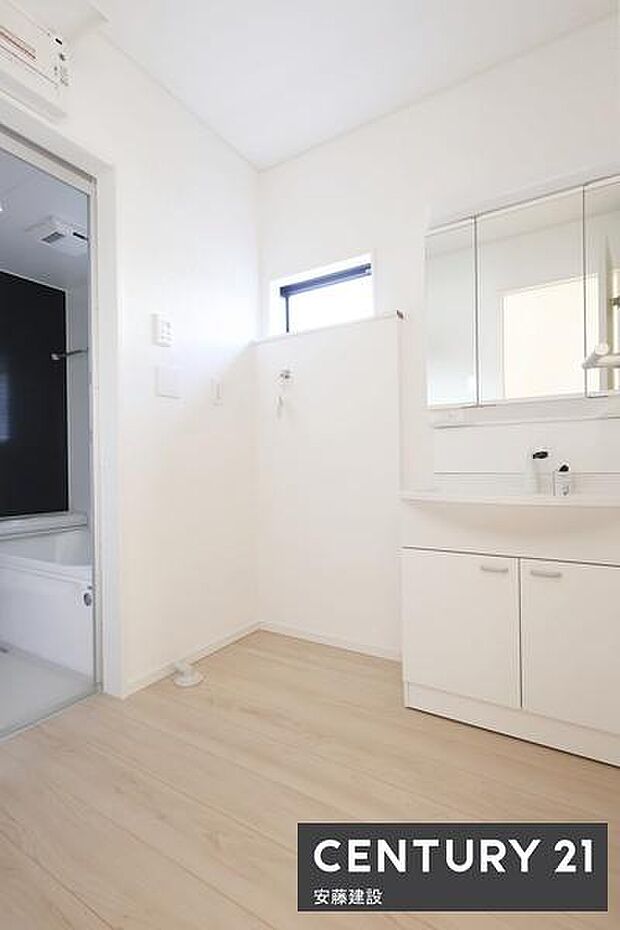 【　洗面所　/　Washroom　】清潔感溢れる洗面所は、忙しい朝もストレスフリーに身支度できそうな空間しっかり収納もできる独立洗面化粧台完備！
