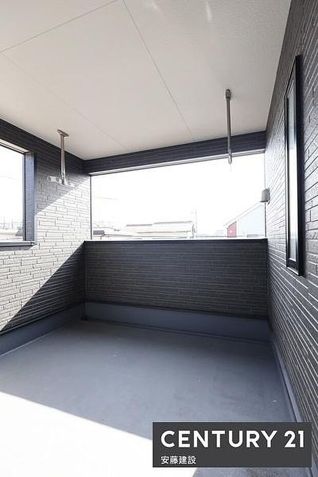 【　バルコニー　/　Balcony　】南東向きインナーバルコニー！ワイドバルコニーのため洗濯物の量が多くても安心です