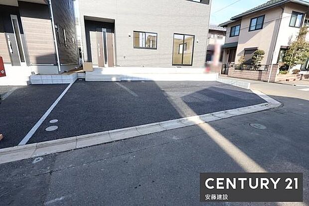 【　駐車場　/　parking　】並列2台可能な駐車スペースご夫婦それぞれのお車をお家の前に停めることができます