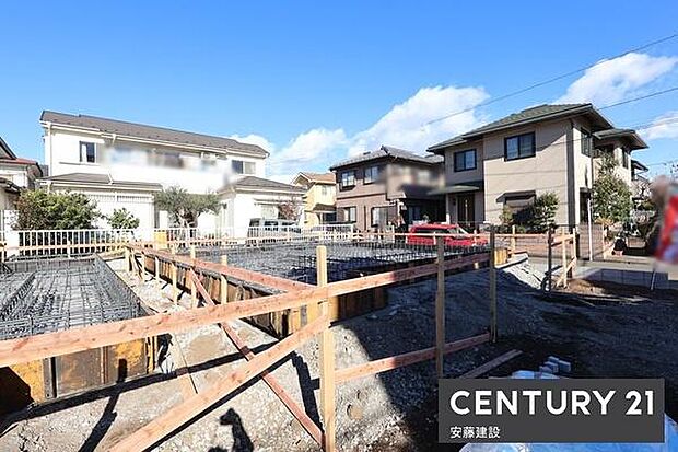 開放的な南東角に立地