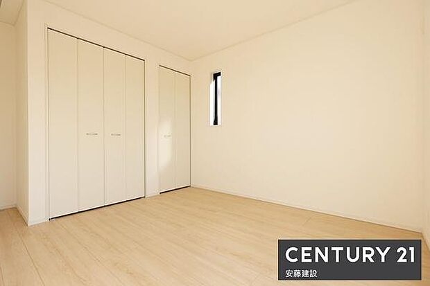 【 寝室 / 6.6帖 】バルコニーに面して明るくあたたかな寝室!お好みの家具を置いてホテルライクな空間も楽しめます