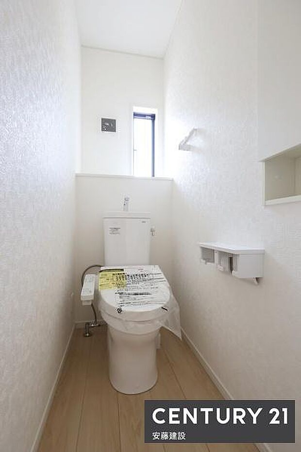 【 トイレ / toilet 】清潔的なウォッシュレット付きトイレちょっとした棚があるのも嬉しいポイント