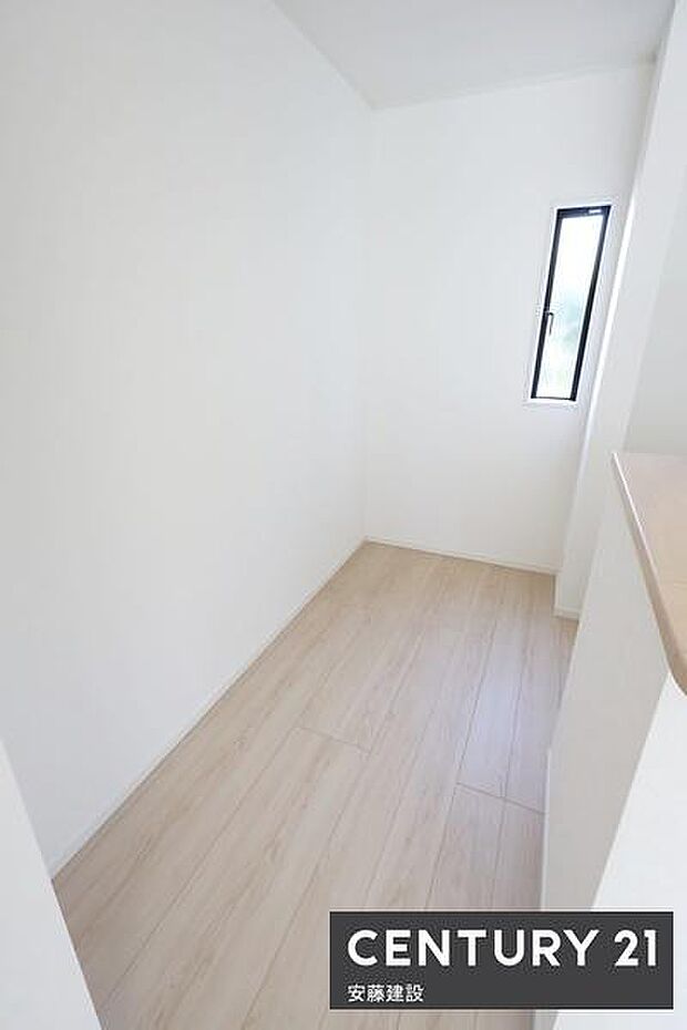 【 収納 】キッチン横には食器棚やパントリーとしても活用可能なゆとりのスペース付き!