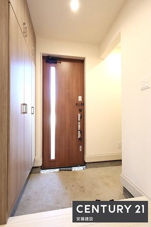 【　玄関　/　entrance　】白を基調とした明るい玄関は、帰宅・来客を心地よく迎えてくれます
