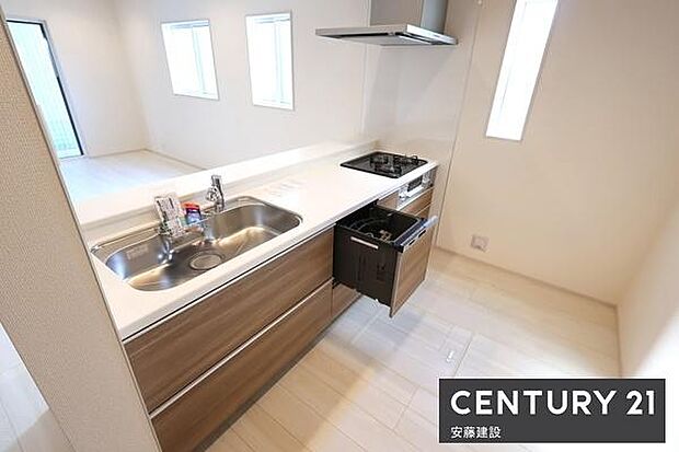 【　キッチン　/　Kitchen　】収納と作業スペースをしっかり確保した対面式システムキッチン！お料理の片付けや運び出しもしやすい便利な設計