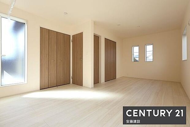 【　寝室　/　11.25帖　】お好みの家具を置いてこだわりの空間を作れるゆとりの寝室バルコニーに面しており陽当・風通良好！