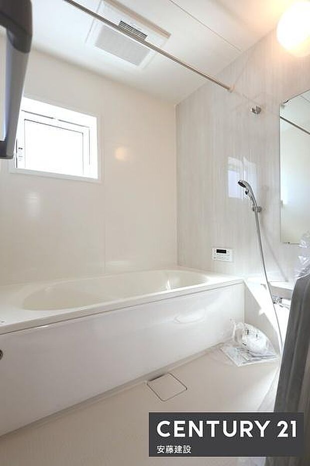 【　浴室　/　Bathroom　】ホテルのような上質なデザインのシステムバス浴室暖房乾燥機が備わっており換気しやすく、冬場は過度な温度差を防げます