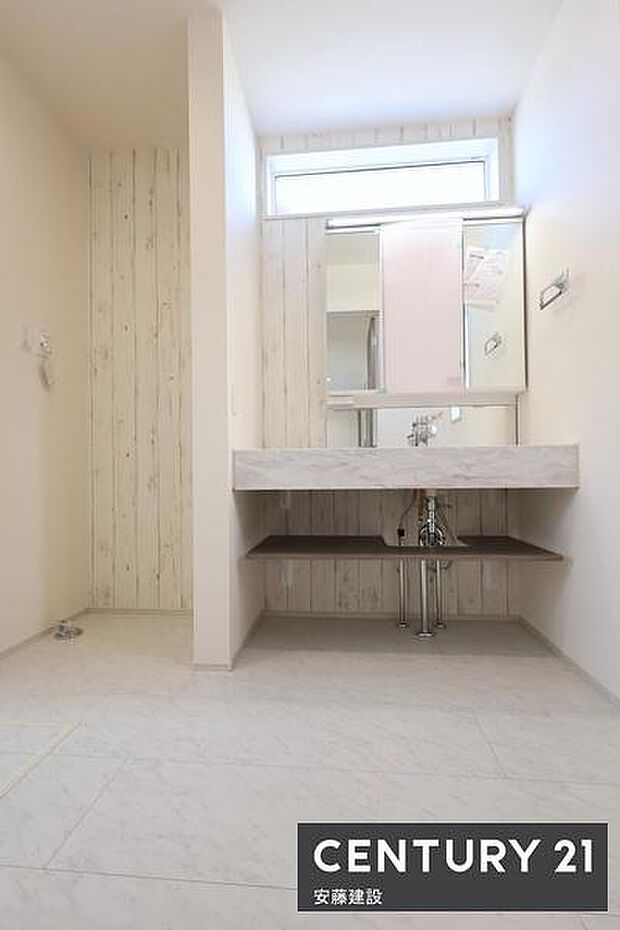 【　洗面所　/　Washroom　】清潔感溢れる洗面所は忙しい朝もストレスフリーに身支度できそうな空間フラットで掃除もしやすい洗面化粧台完備