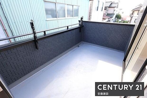 【　バルコニー　/　Balcony　】2部屋から出入可能な南東向きバルコニー！たっぷりの日差しを浴びて洗濯物がしっかり乾きます