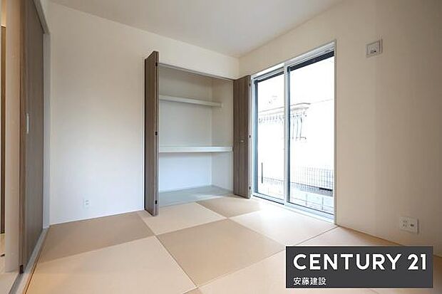 【　和室　/　4.5帖　】リビング、廊下から入室できる設計の和室客間やリビング続き間としても最適なスペース！収納完備