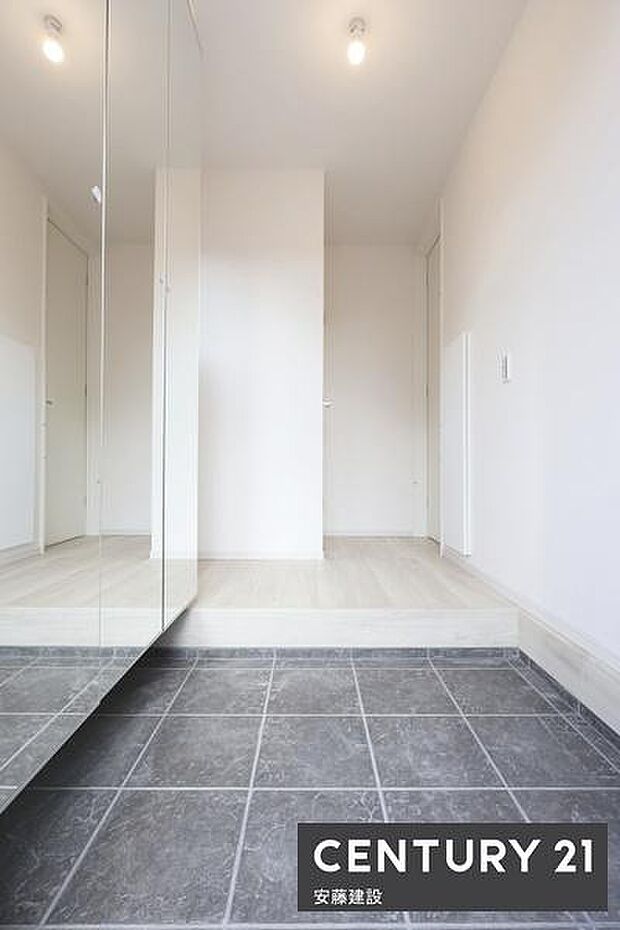 【　玄関　/　entrance　】白を基調とした明るい玄関は、帰宅・来客を心地よく迎えてくれます