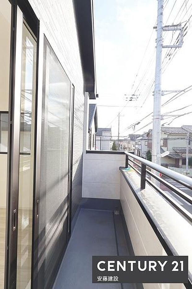 【　バルコニー　/　Balcony　】南側と西側の2面バルコニーで大容量の洗濯が干せます