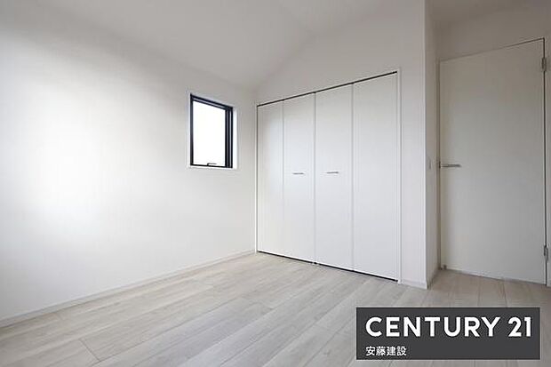 【　洋室1　/　5.2帖　】明るくゆとりのある広さの洋室！クローゼット完備