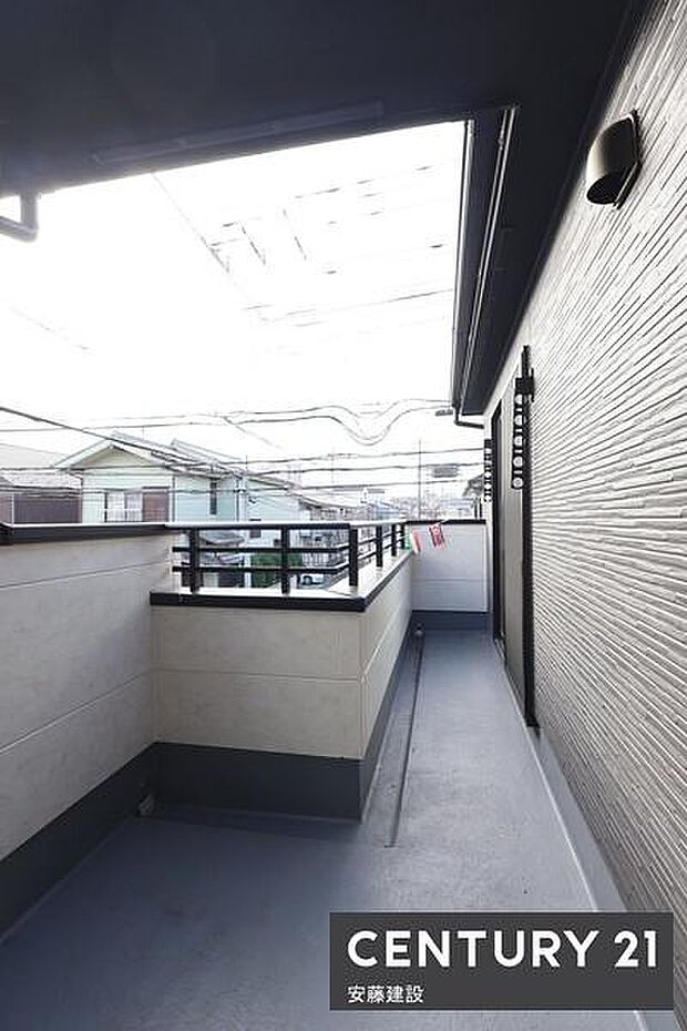 【　バルコニー　/　Balcony　】2部屋から出入可能な南向きバルコニー！たっぷりの日差しを浴びて洗濯物がしっかり乾きます