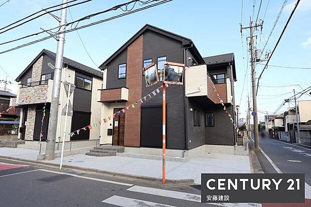 開放的で陽当たり良好な南西角地に立地