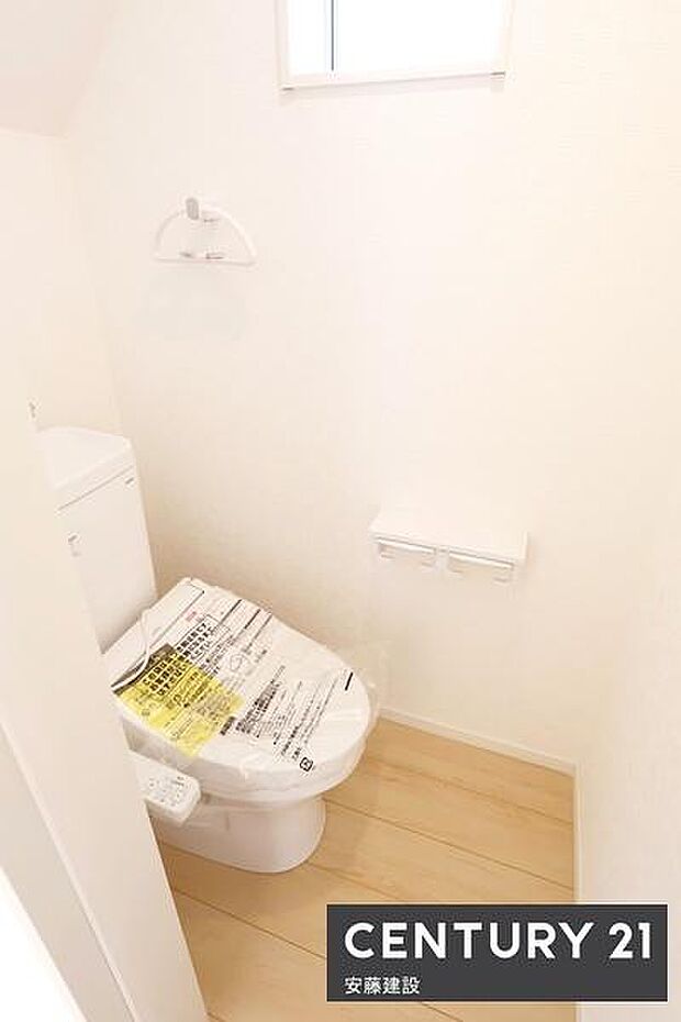 【 トイレ / toilet 】明るく清潔的なウォシュレット付きトイレ開閉がしやすい窓位置で換気や窓自体の掃除もしやすいのがポイント!