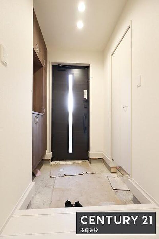 【 玄関 / entrance 】清潔感あふれる玄関は、帰宅・来客を心地よく迎えてくれます散らかりがちな玄関もすっきり片付くシューズボックス完備