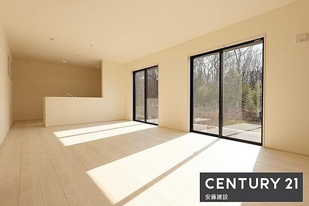 【 リビング / 18帖 】二面採光で陽当・風通良好なゆとりのあるリビングダイニングとプライベート空間を分けてレイアウト可能なゆとりの広さ