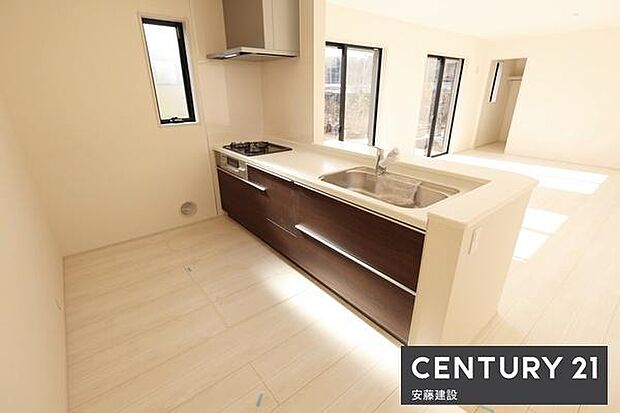 【 キッチン / Kitchen 】収納と作業スペースを確保した対面式システムキッチンリビング全体を見渡せるので、お子様の様子を見守ったり家族との会話も楽しめます!