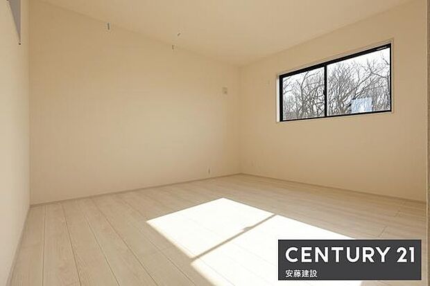 【 寝室 / 7.7帖 】二面採光で陽当・風通良好な寝室!ダブルベットを置いてもゆとりがあり夫婦でも使いやすい居室