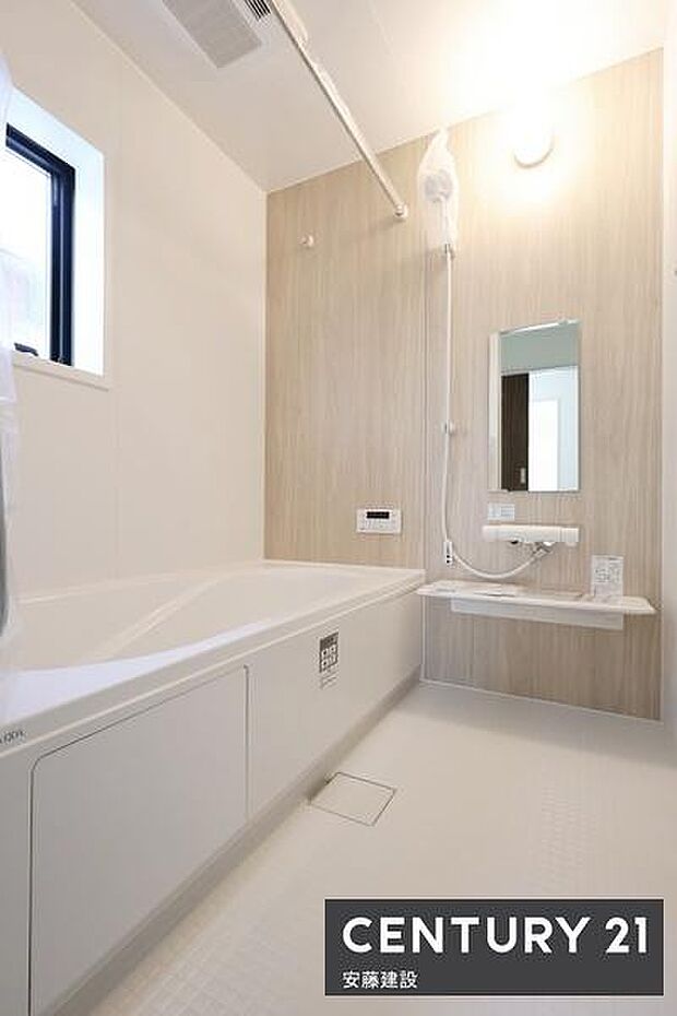 【 浴室 / Bathroom 】ゆったりと至福のバスタイムを過ごせそうな清潔感ある浴室浴室暖房乾燥機が備わっており換気しやすく、冬場は過度な温度差を防げます