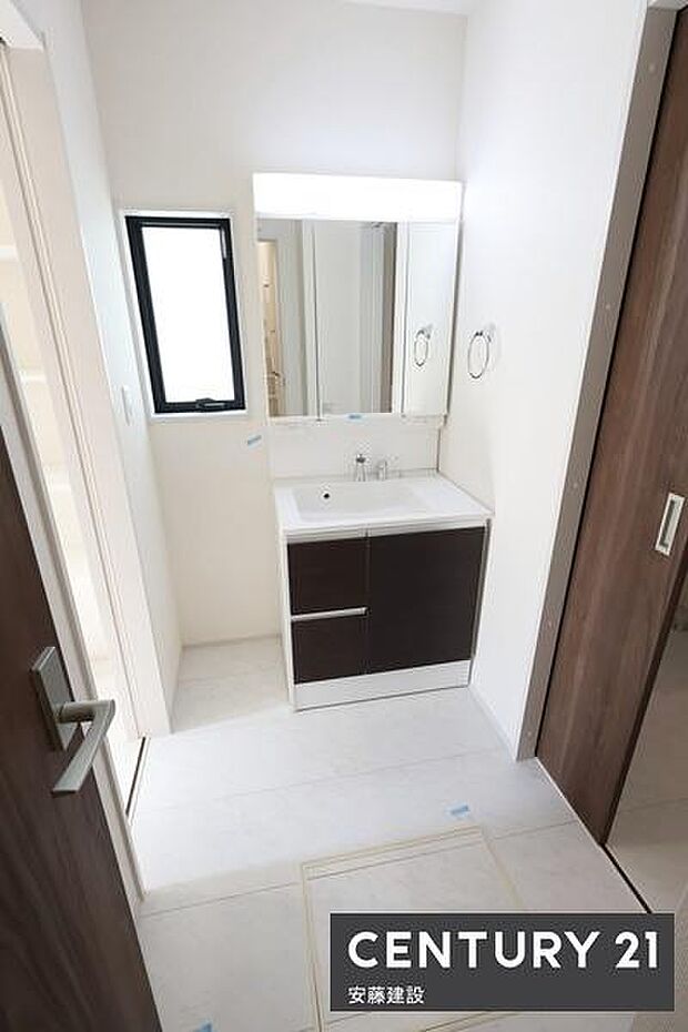 【 独立洗面化粧台 】家族の入浴関係なく常時使えて便利な独立洗面台隣はファミリークロークになっていて上着の出し入れが便利!