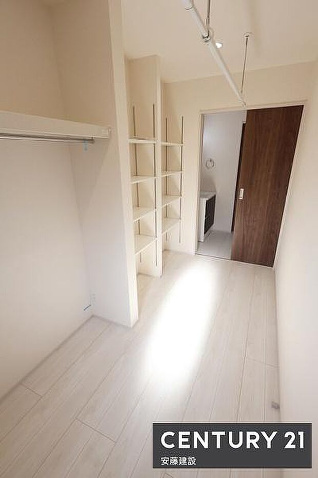 【 ファミリークローク 】家族の洋服はもちろん、家具や家電もしっかり片付く大容量WIC!ホスクリーン完備でランドリールームとしても使える便利な空間