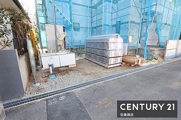 【　駐車場　/　parking　】並列2台可能な駐車スペースご夫婦それぞれのお車をお家の前に停めることができます