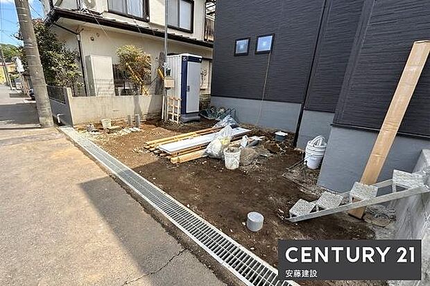 【 駐車場 / parking 】並列2台可能な駐車スペースご夫婦それぞれのお車をお家の前に停めることができます