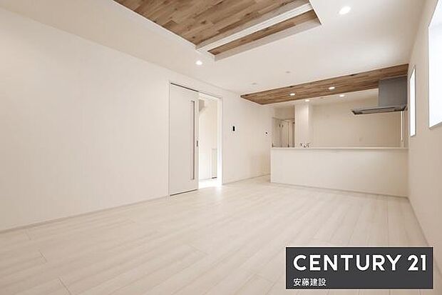 【 リビング / 18帖 】明るくあたたかな、しっかりとした広さのリビングダイニングテーブルとソファーを置いてもゆとりが生まれる空間