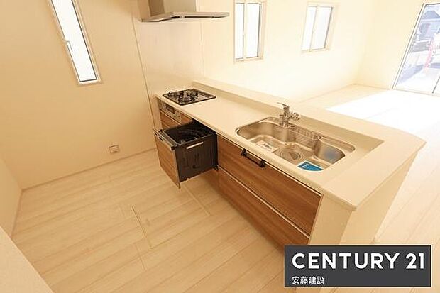 【 キッチン / Kitchen 】空間に広がりが感じられるペニンシュラキッチン!お料理の受け渡しもスムーズ