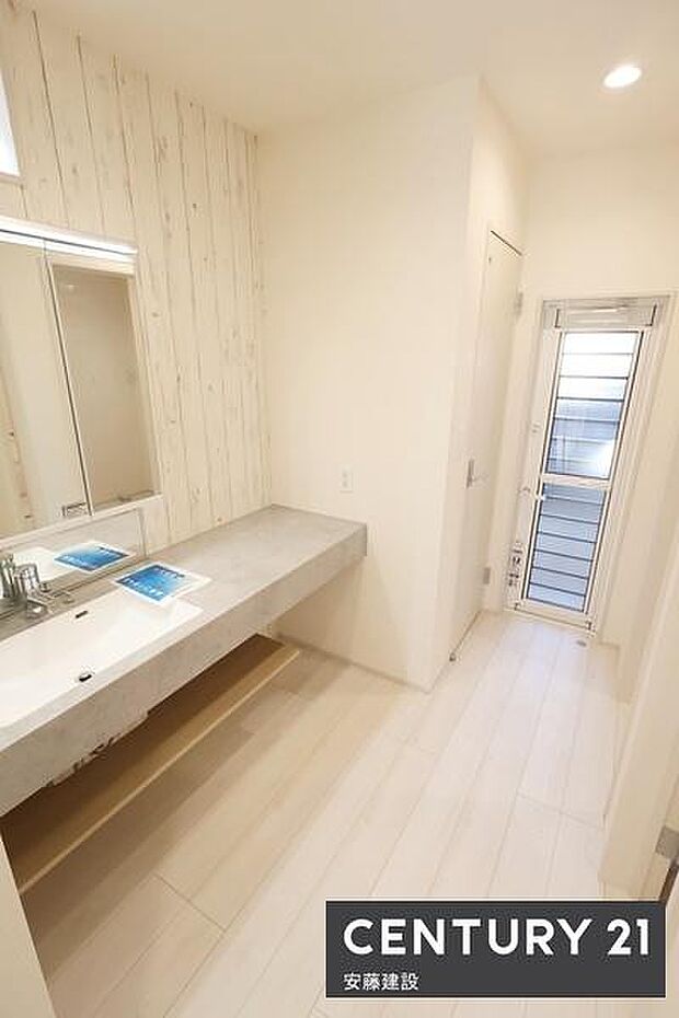 【 独立洗面化粧台 】掃除もしやすいフラットな洗面化粧台完備オープンサニタリーを採用し廊下に洗面台を設置