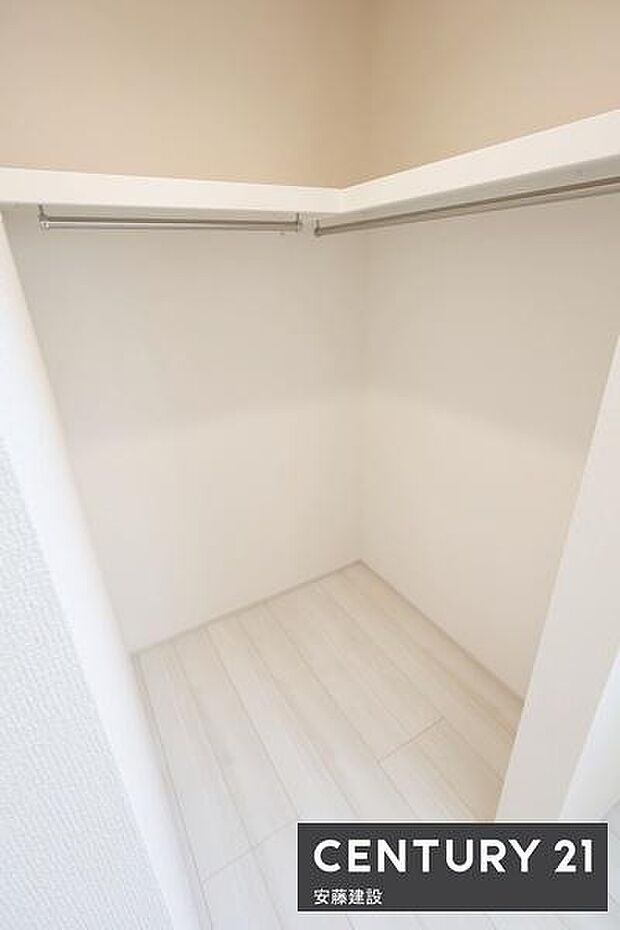 【 WIC 】季節物の衣類や家電、旅行バッグ・スポーツ用品などの収納もできて便利な大容量WIC完備