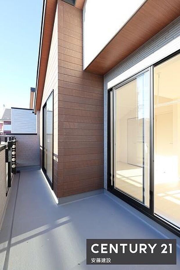 【 バルコニー / Balcony 】陽当り良好な南西向きバルコニーで洗濯物もしっかり乾きます!