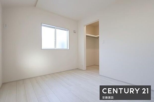 【 洋室+WIC / 5.25帖 】明るくゆとりのある広さの洋室!クローゼット完備