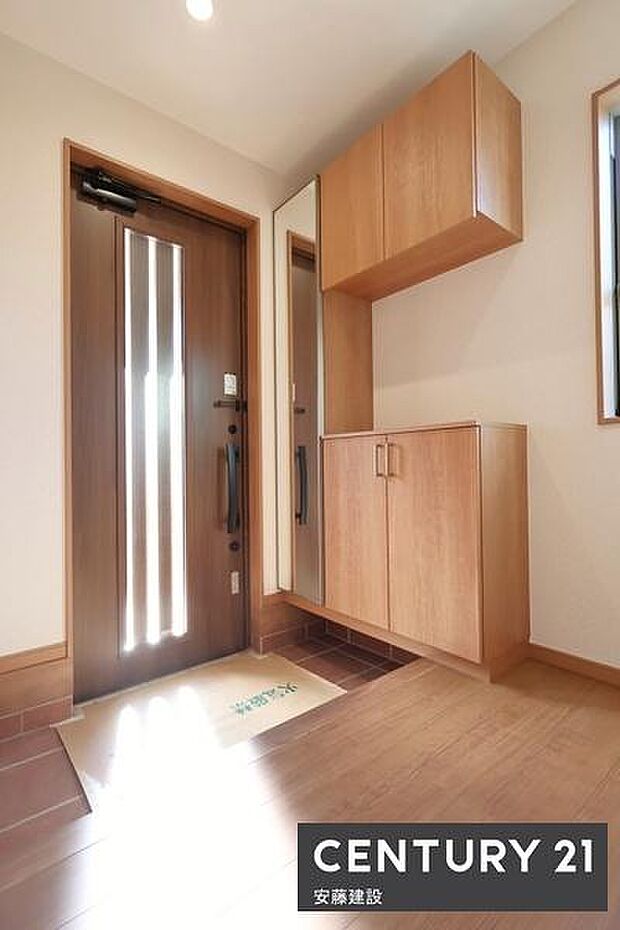 【　玄関　/　entrance　】落ち着いた雰囲気のある玄関は、ゆとりある広さで帰宅・来客を心地よく迎えてくれます！空間に広がりを感じられるミラー付シューズボックス完備
