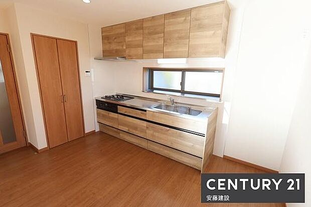 【　キッチン　/　Kitchen　】窓があり熱やにおいがこもりにくい設計のシステムキッチン冷蔵庫置き場があり作業スペースもしっかり確保できます！