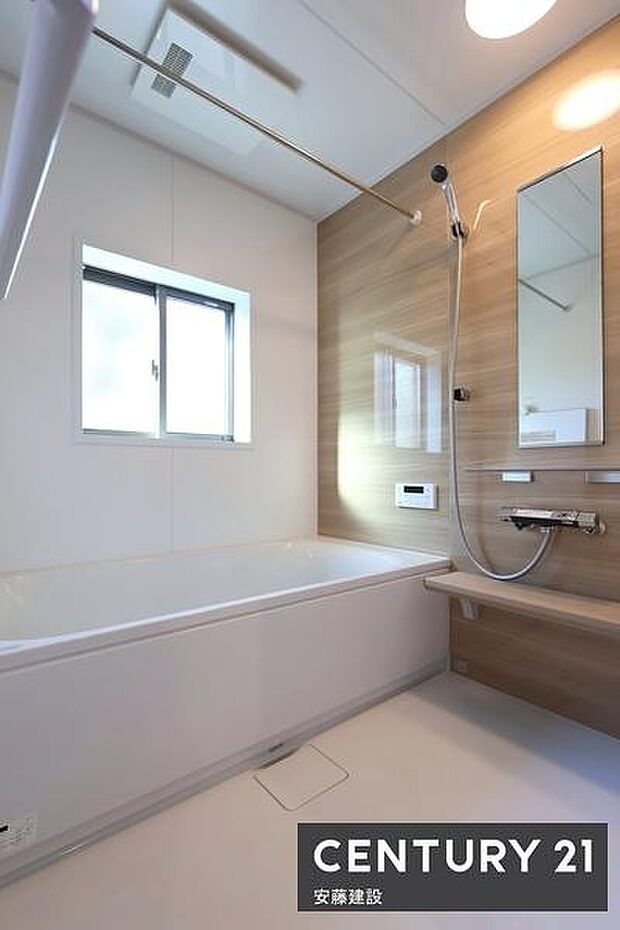 【　浴室　/　Bathroom　】落ち着いた雰囲気のバスルームは、一日の疲れを癒してくれます！ホスクリーンが備わっており、雨の日でも室内部屋干し可能