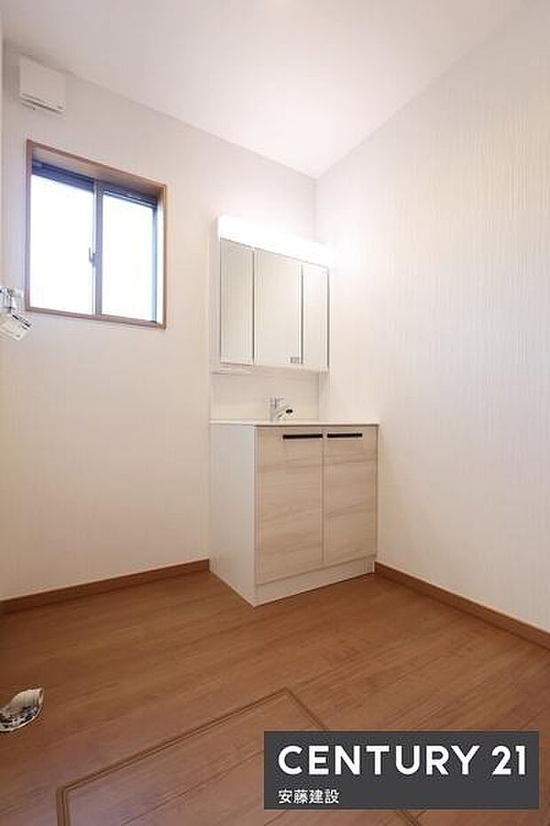 【　洗面所　/　Washroom　】清潔感溢れる洗面所は忙しい朝もストレスフリーに身支度できそうな空間収納力のある三面鏡独立洗面台完備！