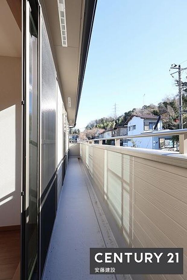 【　バルコニー　/　Balcony　】2階全居室から出入可能な南向きバルコニー！陽を遮る建物もなく洗濯物もしっかり乾きます