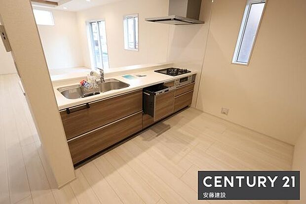 【　キッチン　/　Kitchen　】収納と作業スペースをしっかり確保した対面式システムキッチン！お料理の片付けや運び出しもしやすいカウンター仕様